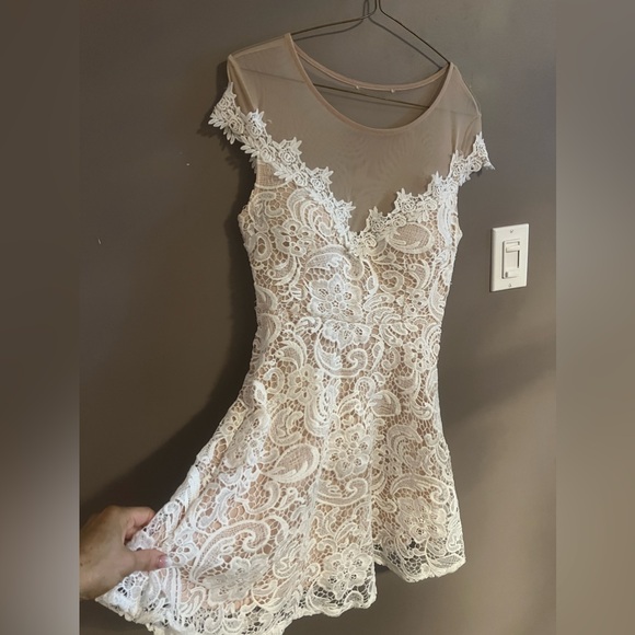 White lace mini dress - Picture 3 of 8